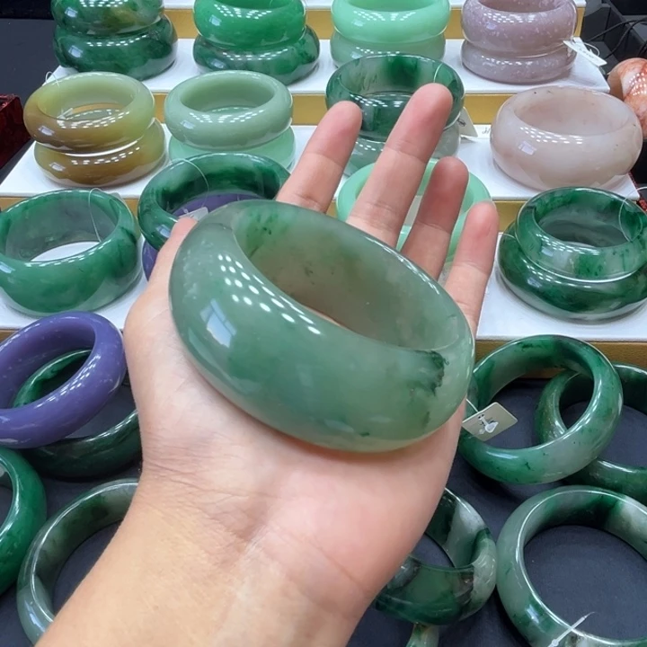 阳***光石英质玉（非洲翠）未镶嵌手镯