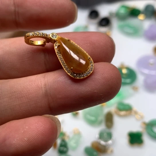 翡翠颈饰未镶嵌翡翠