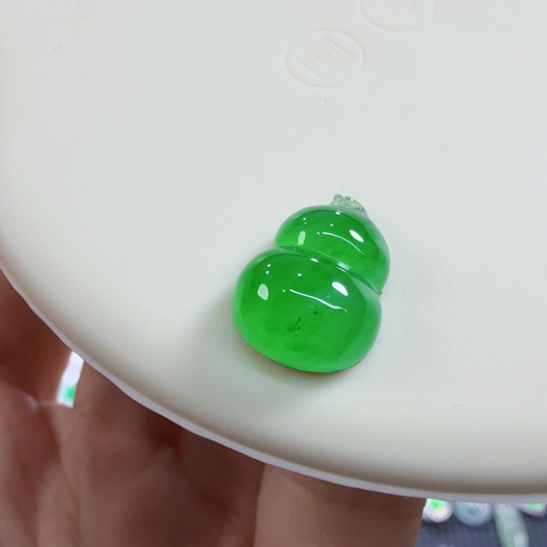 翡翠未镶嵌颈饰葫芦