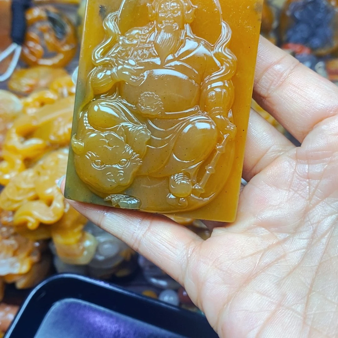 未镶嵌石英质玉（黄龙玉）颈饰