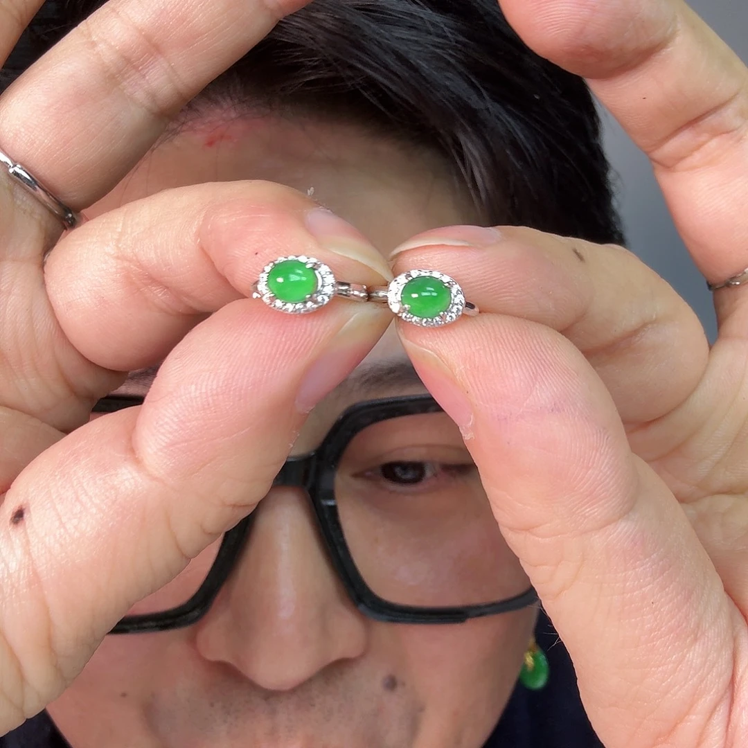 翡翠未镶嵌颈饰一对