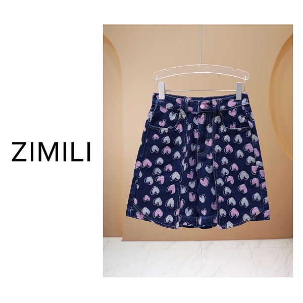 【亮哥女装】2025夏季设计师系列轻薄牛仔蓝心形绣花牛仔短裤9502