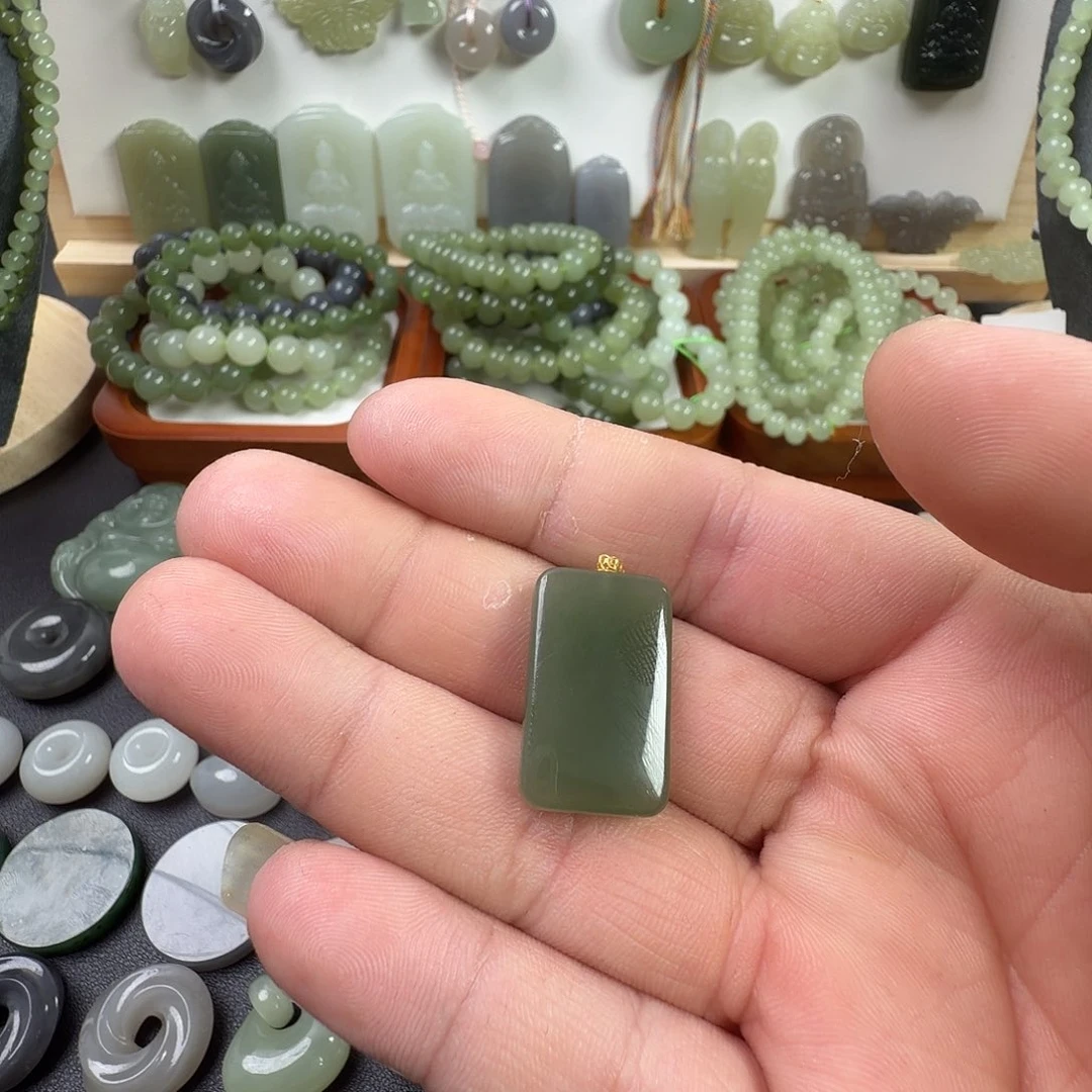 合***雯和田玉未镶嵌颈饰