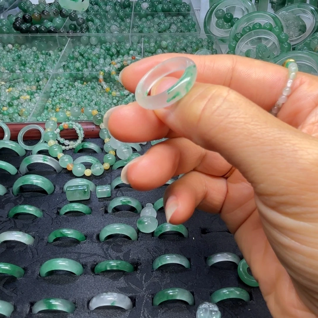 石英质玉（非洲翠）未镶嵌散珠冰飘花戒指