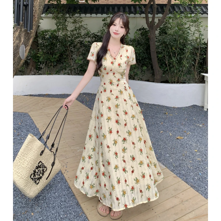 夏季新款碎花短袖连衣裙遮肚子显瘦收腰百搭刺绣V领甜美长裙2025