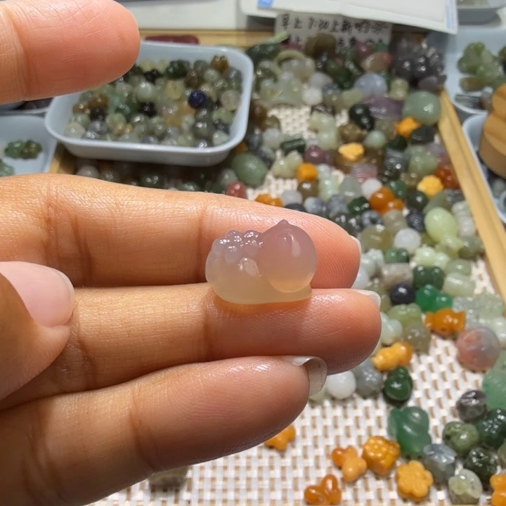 莫***鱼和田玉未镶嵌珠宝半成品