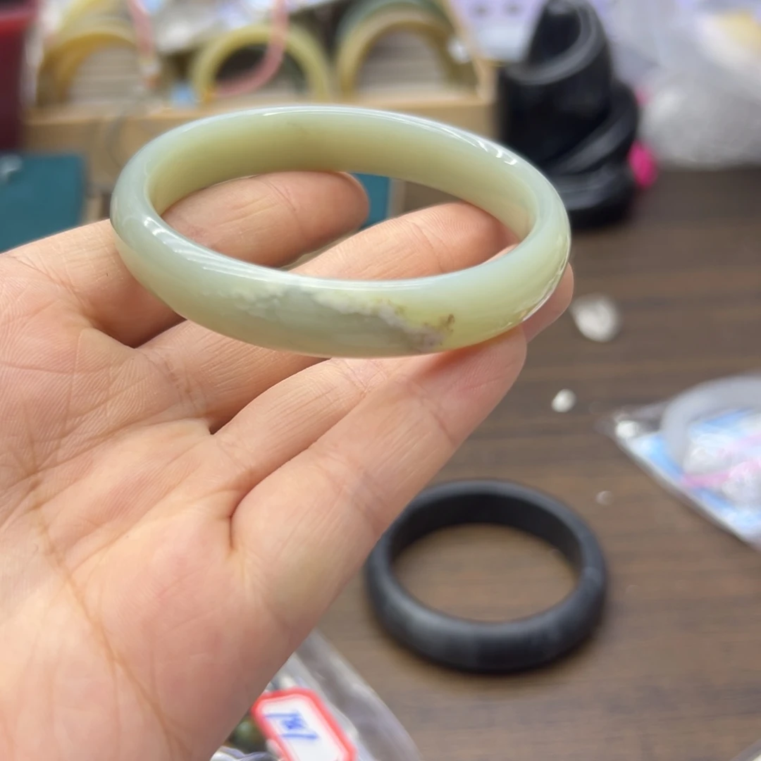 和田玉未镶嵌手镯57.4圈围887瑕