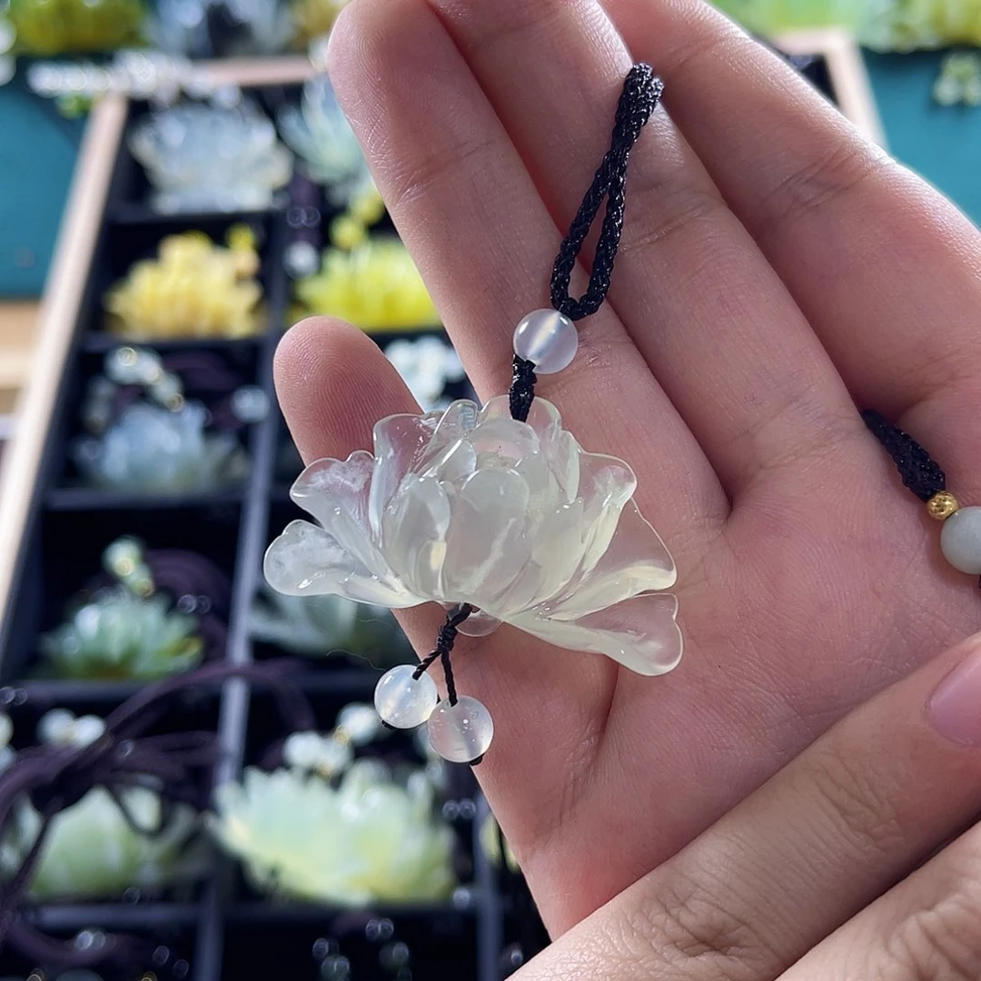 透闪石-蛇纹石玉未镶嵌颈饰云****）