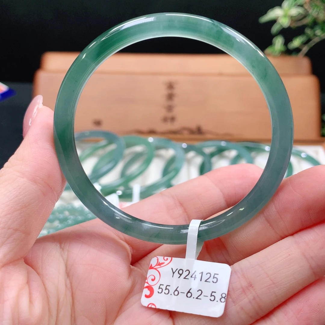翡翠手镯未镶嵌天然