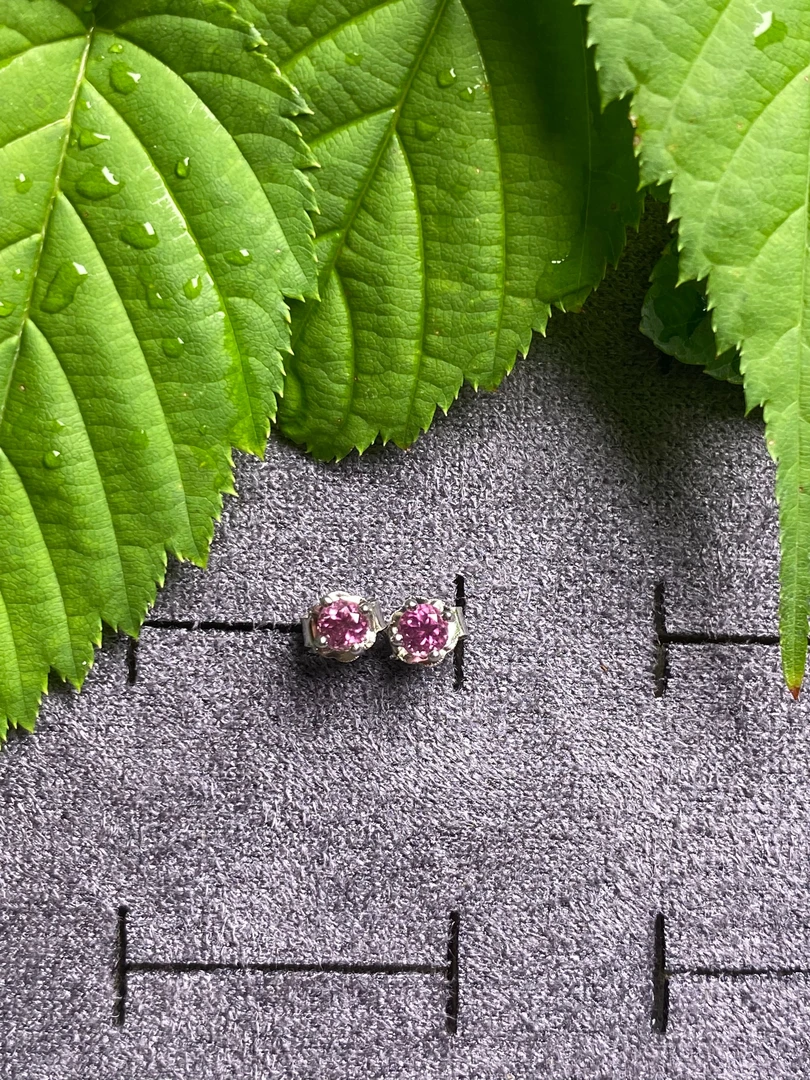 天然镁铝石榴石镶嵌925银耳钉