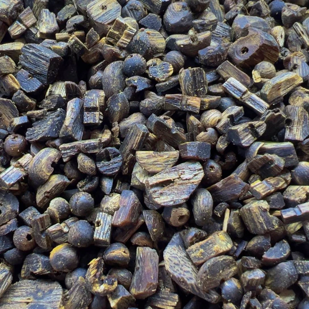 沉香手把件绿奇楠沉香老树结香珠子料20克