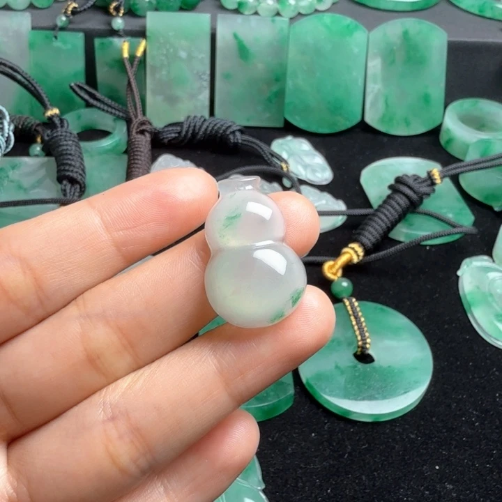 石英质玉未镶嵌颈饰