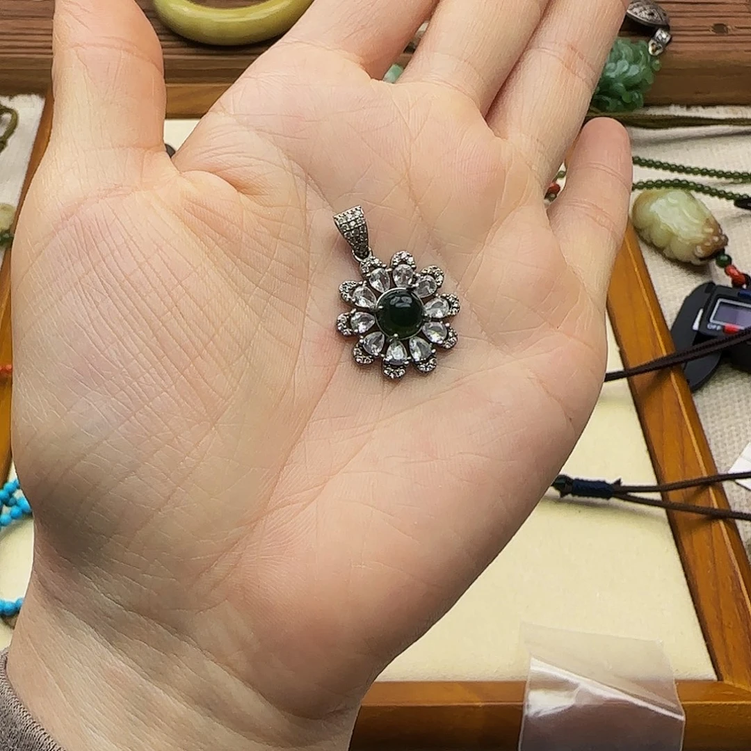 蛇纹石玉颈饰未镶嵌福***子