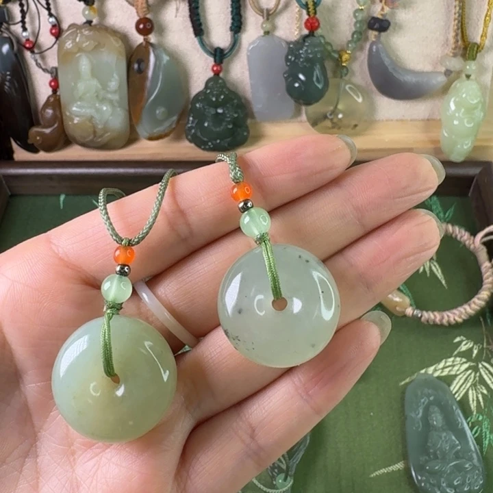 透闪石质玉未镶嵌颈饰