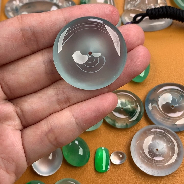 颈饰未镶嵌翡翠…..