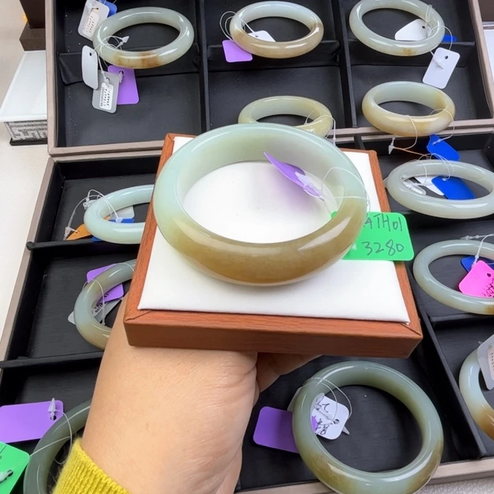 未镶嵌手镯和田玉七月