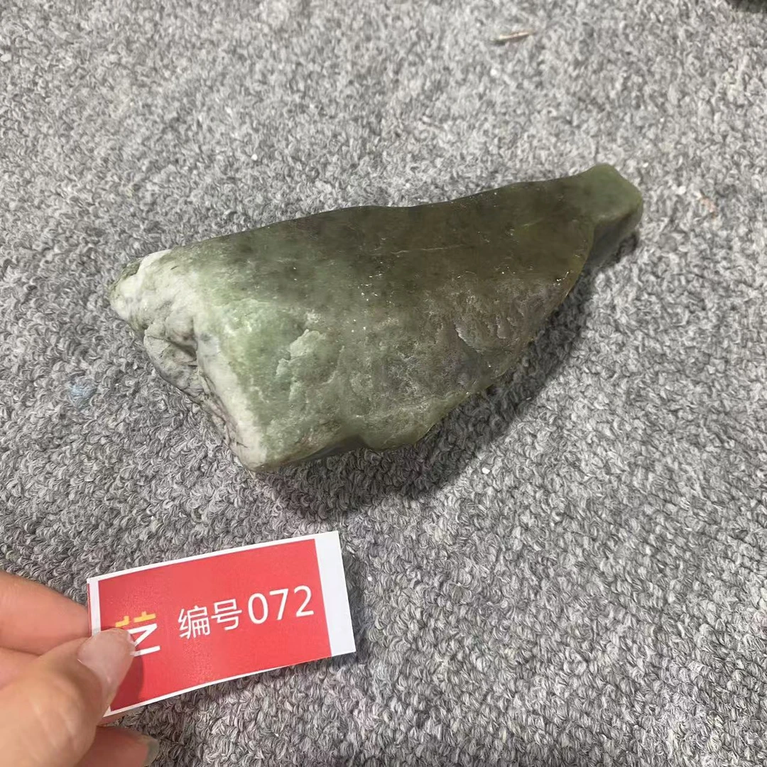 新疆玉料原石发一件编号072