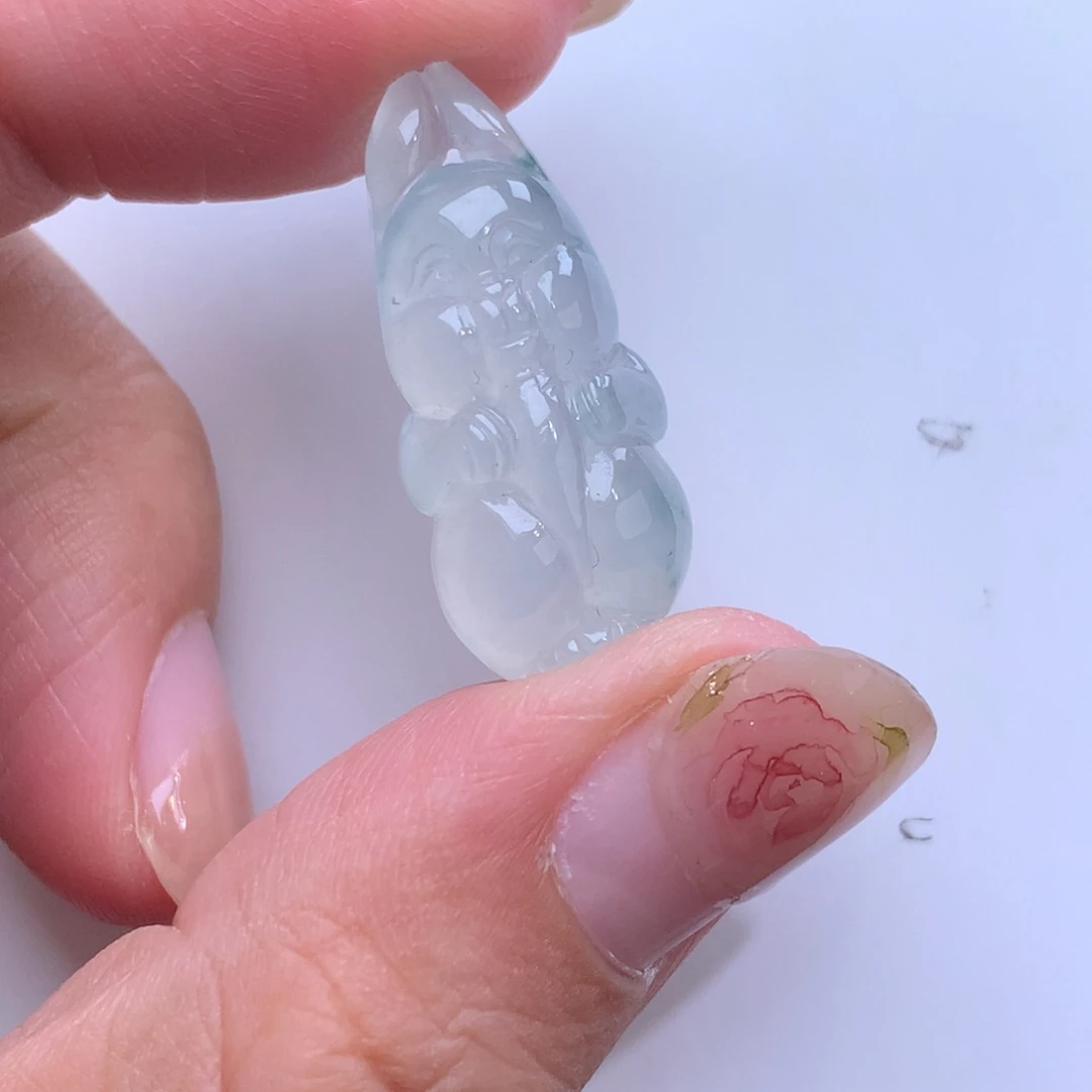 翡翠未镶嵌颈饰兔子