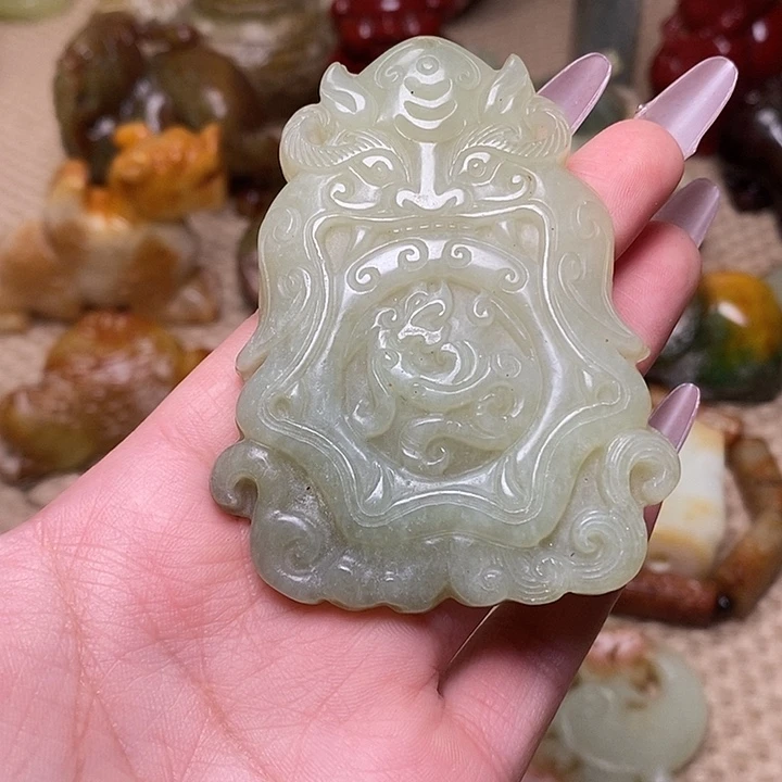 蛇纹石玉未镶嵌颈饰