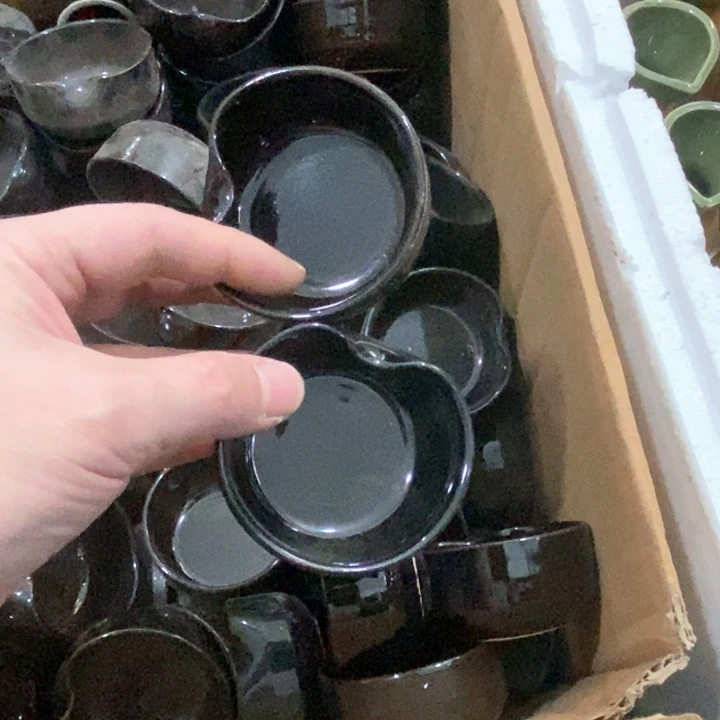 瓷片黑色握口盏两个，微瑕