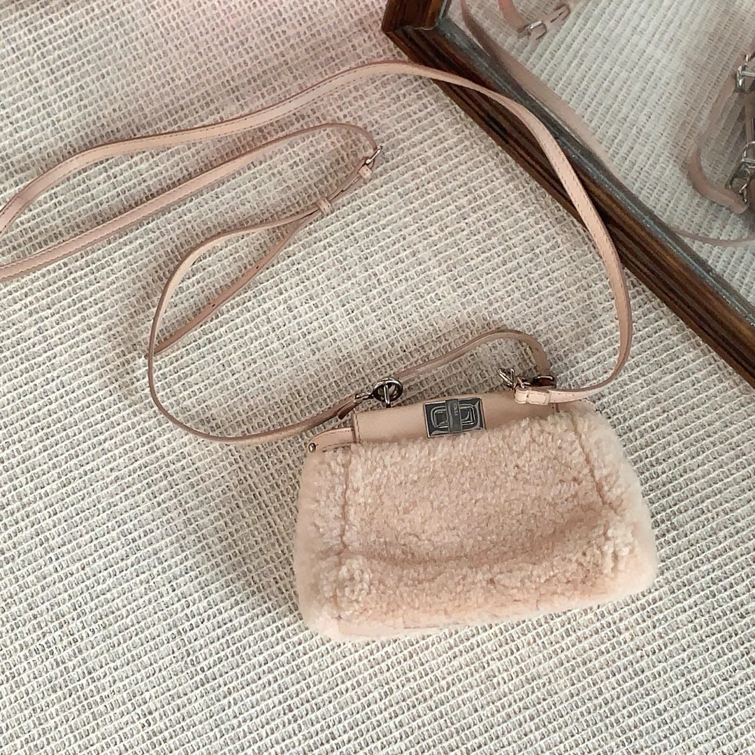 95新 FENDI/芬迪 fendi藕粉色毛毛peekaboo斜挎包