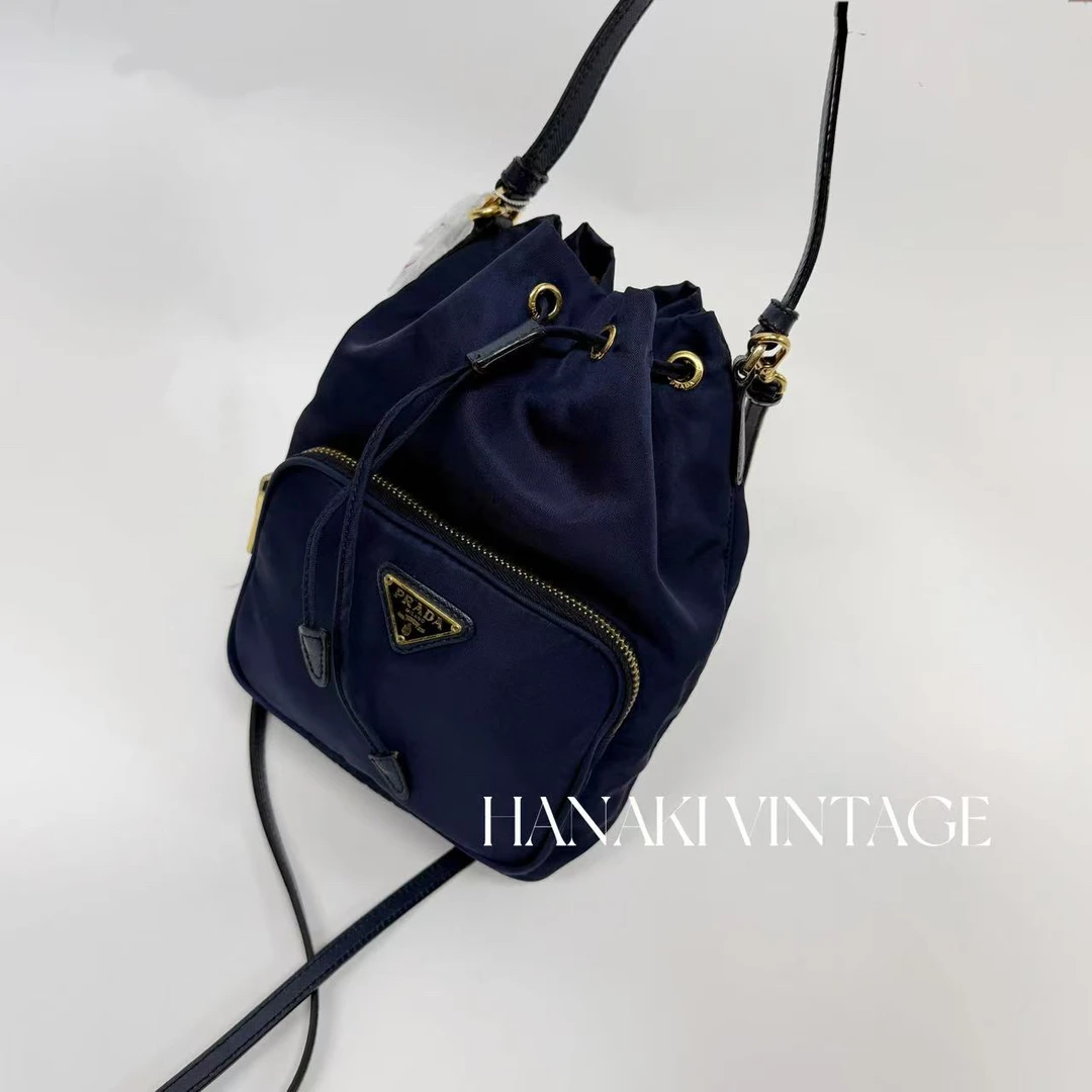 95新 Prada/普拉达 花绮二店/Prada尼龙降落伞蓝金水桶斜挎包