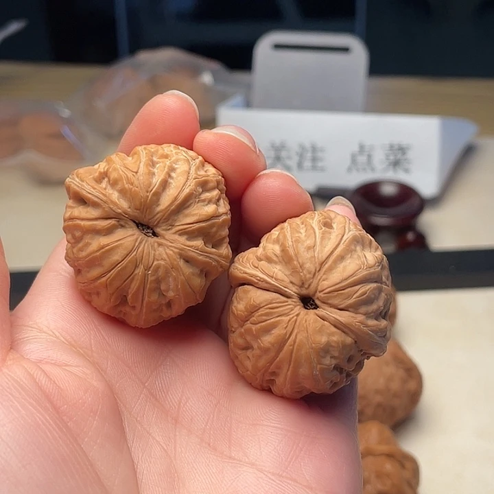 文玩核桃吊坠元宝