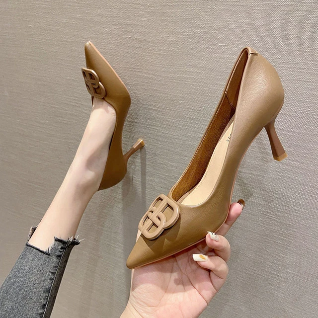 法式少女小高跟鞋2025年新款细跟尖头百搭气质卡其色方扣职业单鞋