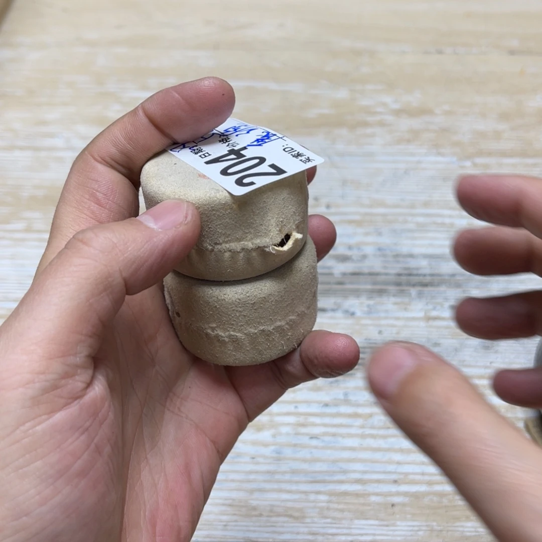 瓷片自*密密麻麻地排列着一个