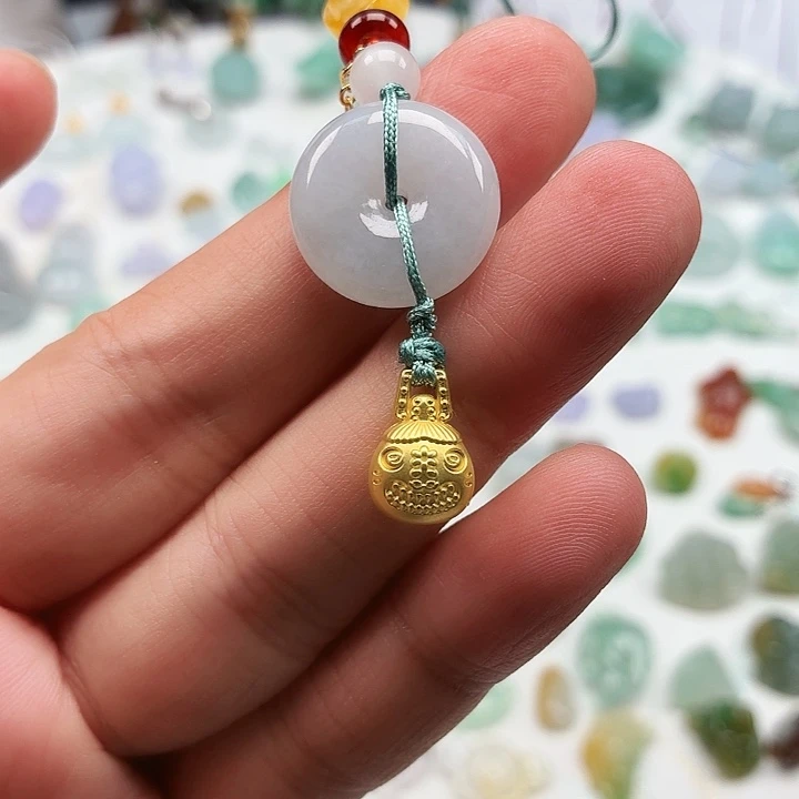 翡翠未镶嵌颈饰吞金兽金色