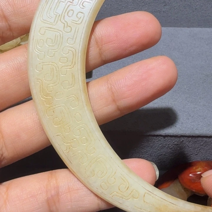 挨***正和田玉未镶嵌颈饰