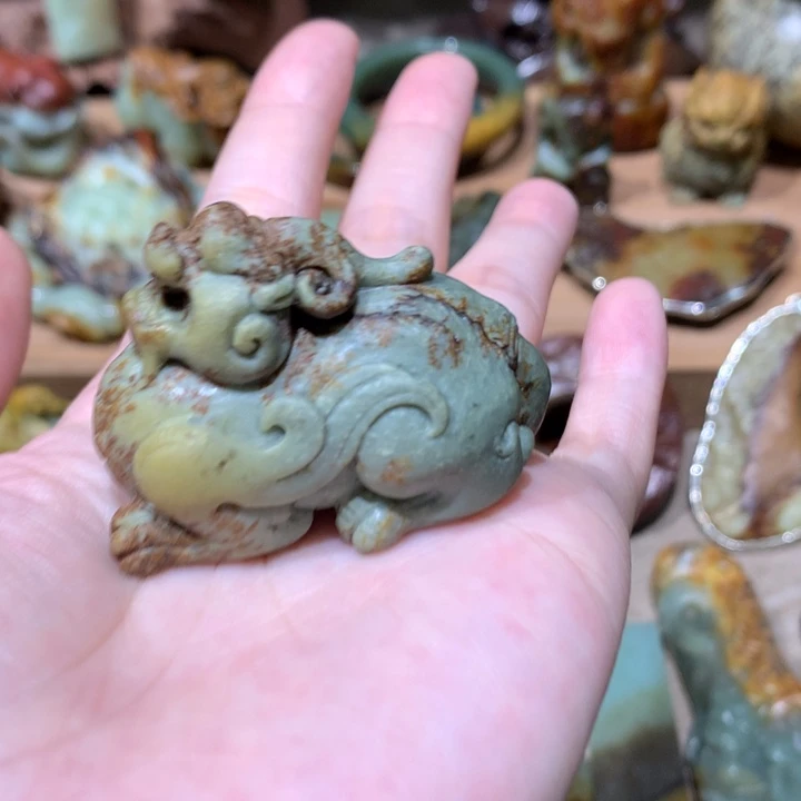 未镶嵌岫岩河磨玉（透闪石质玉）把件