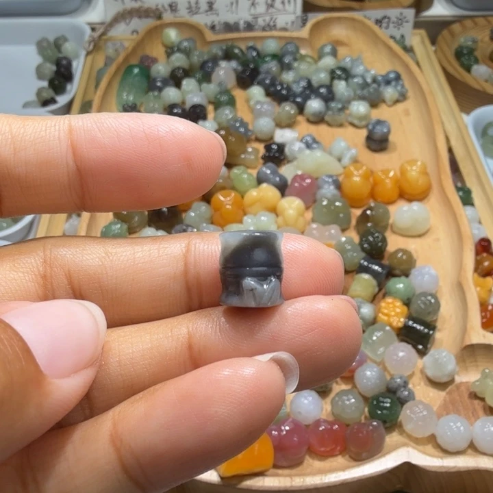 j***y和田玉未镶嵌珠宝半成品