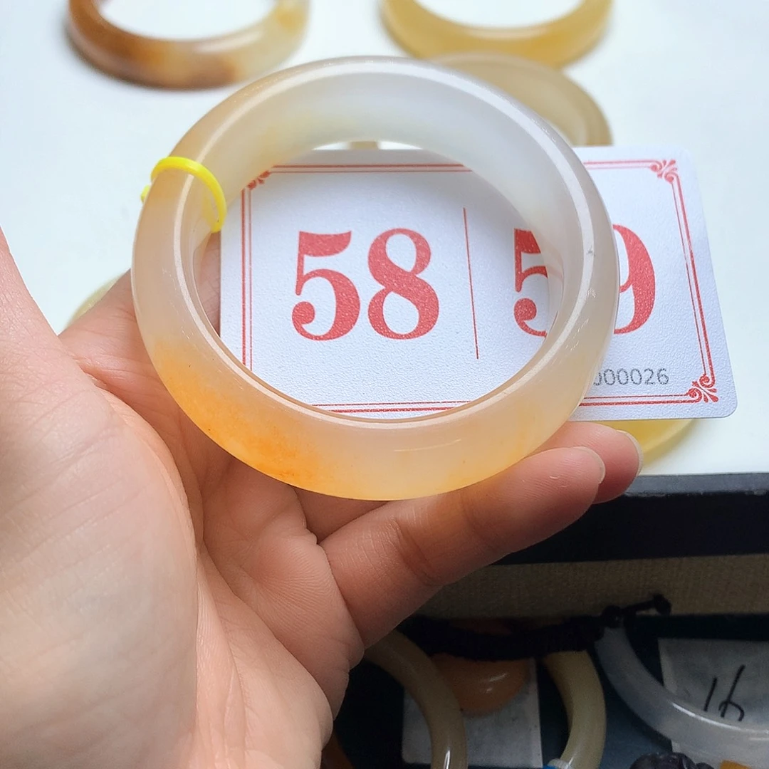 未镶嵌石英质玉（黄龙玉）手镯浅**盈