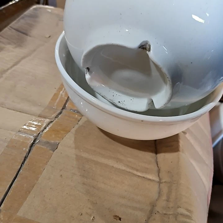 盘子碗茶壶啥都有