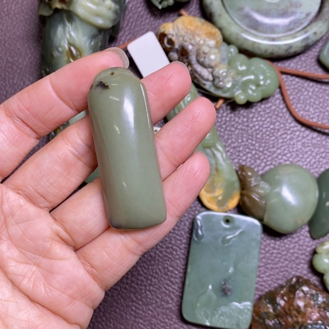 岫岩河磨玉（透闪石质玉）无未镶嵌蝈*