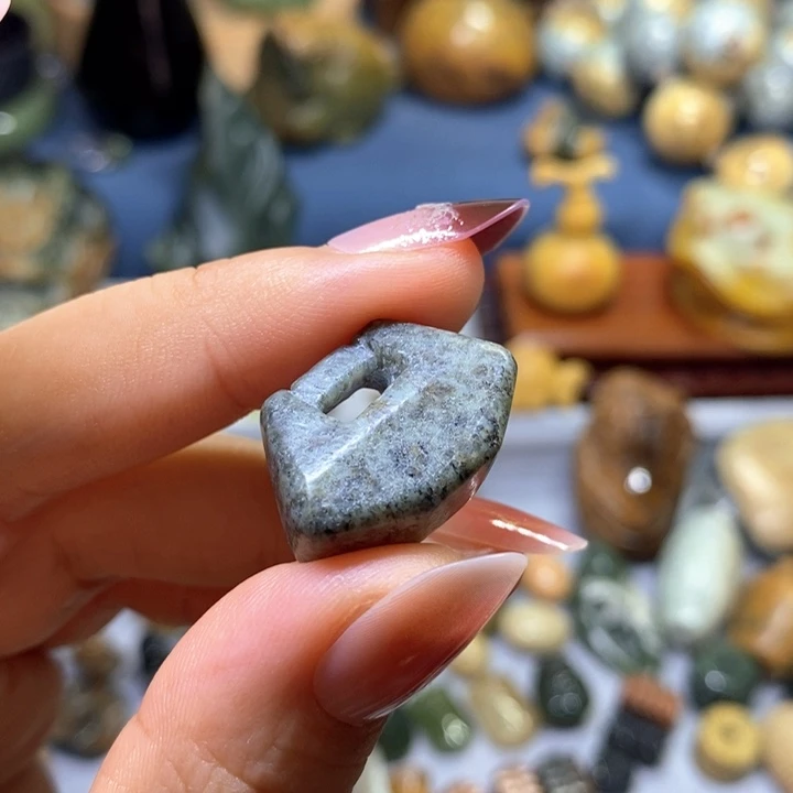 透闪石质玉未镶嵌挂件