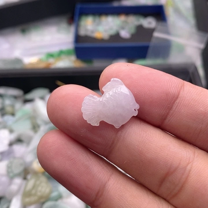 椰***林翡翠未镶嵌吊坠(不含链)