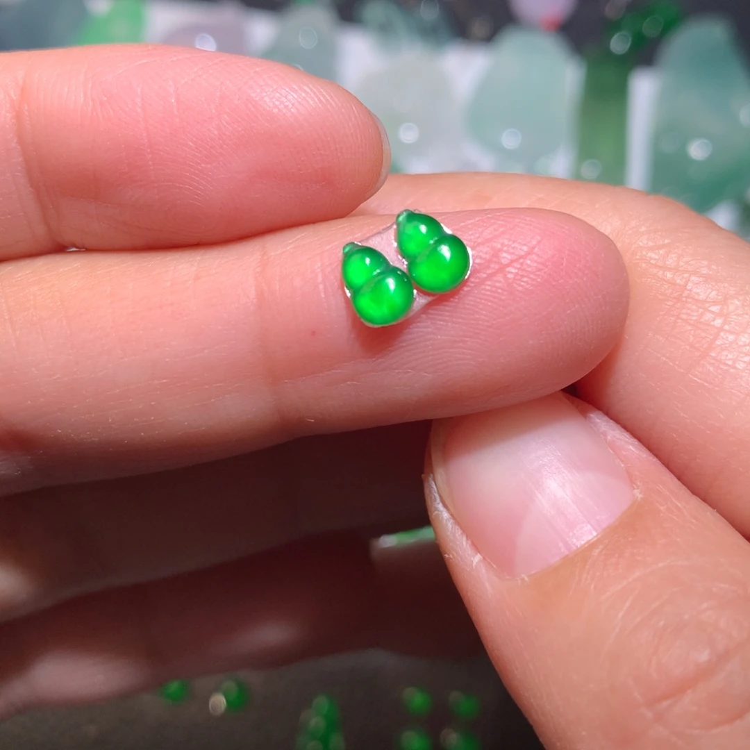 翡翠未镶嵌颈饰葫芦