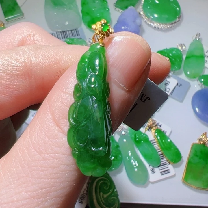颈饰18K金镶嵌翡翠