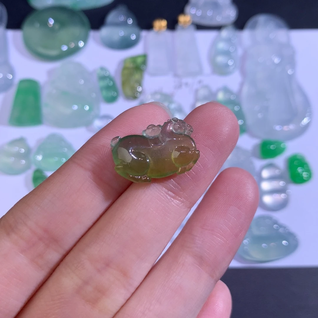 翡翠未镶嵌颈饰马