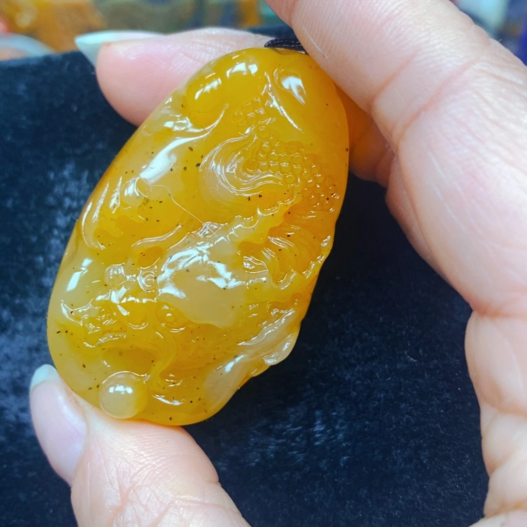 未镶嵌石英质玉（黄龙玉）颈饰