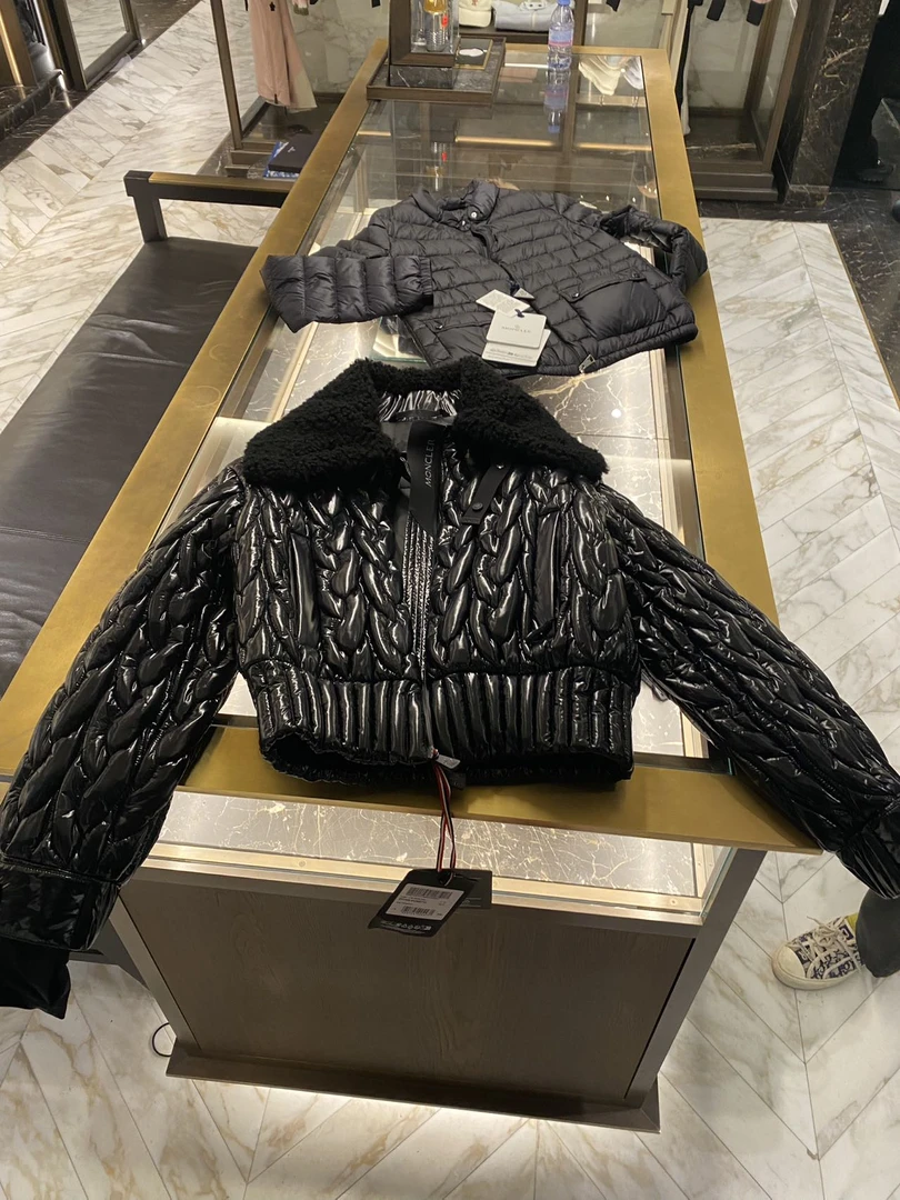 全新未使用 MONCLER 盟可睐羊羔毛领女士羽绒服