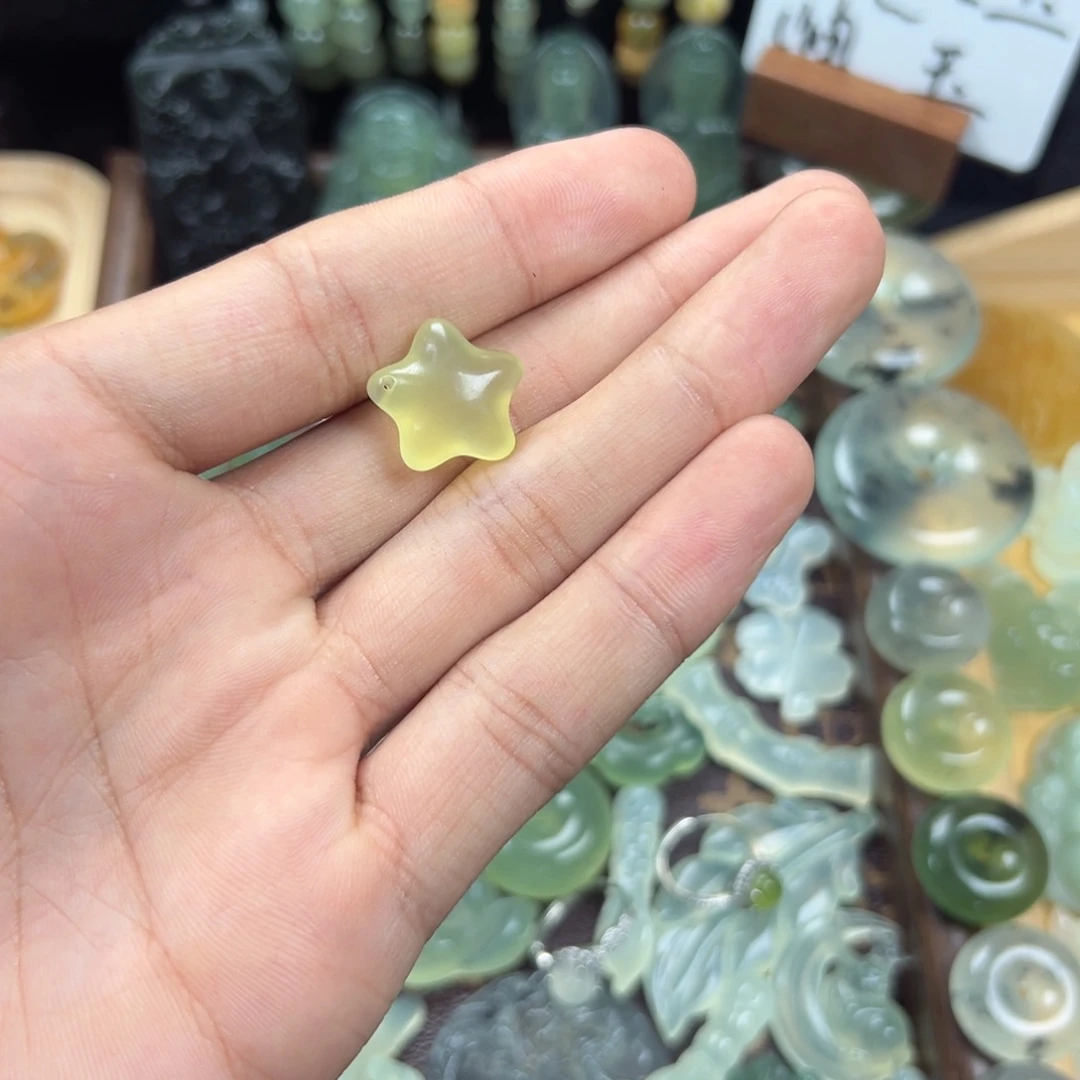 亦***欣蛇纹石玉未镶嵌颈饰五角星