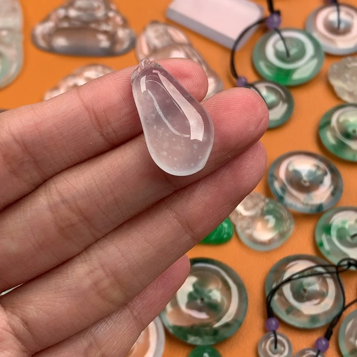 翡翠挂件未镶嵌…..