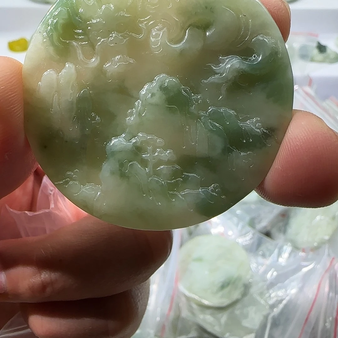 透闪石-蛇纹石玉未镶嵌颈饰