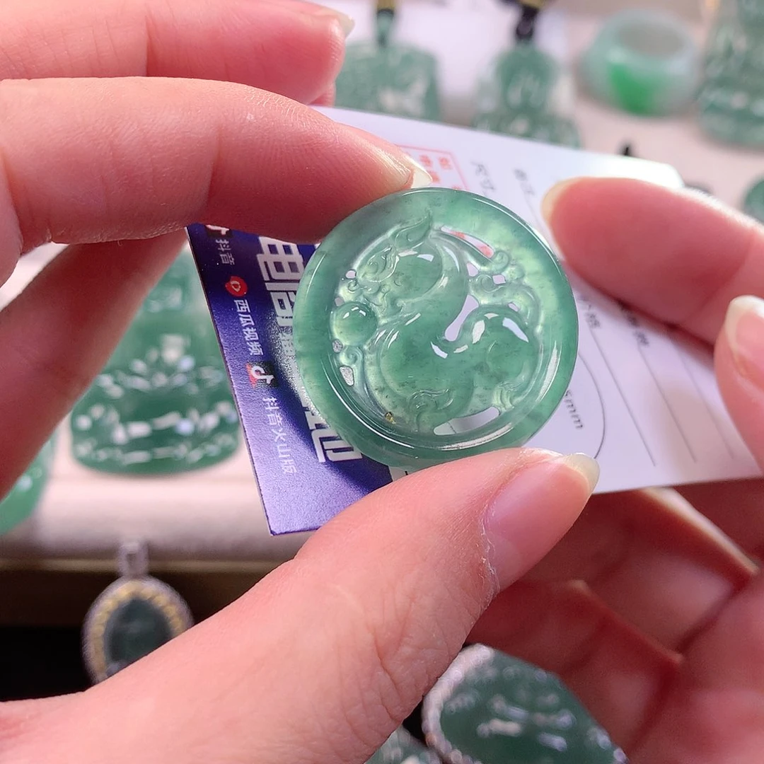 翡翠颈饰未镶嵌翡翠