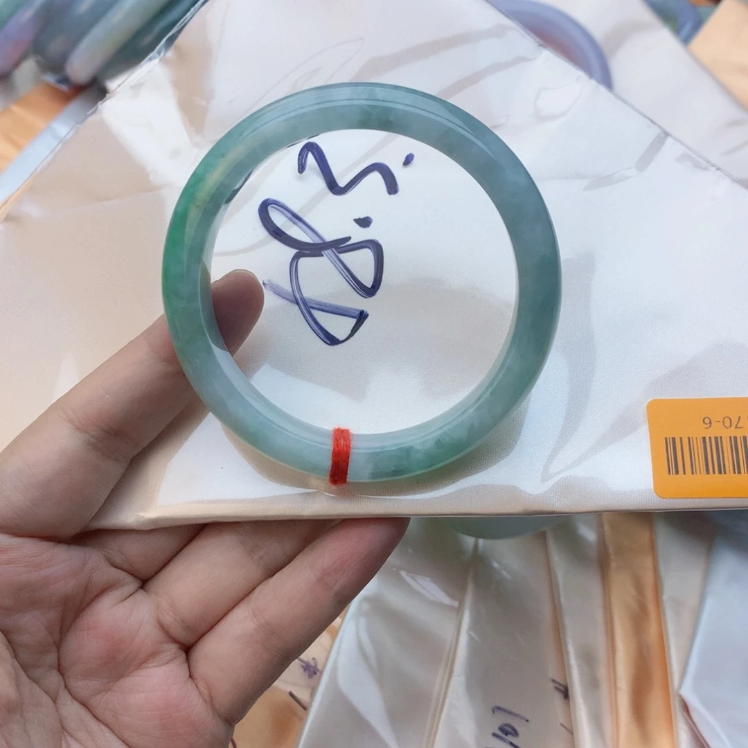 翡翠手镯未镶嵌翡翠手镯