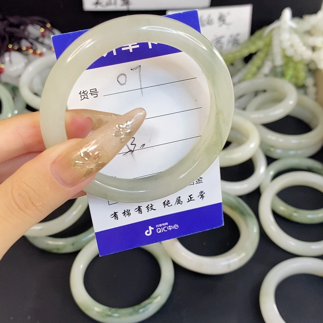 未镶嵌手镯石英质玉