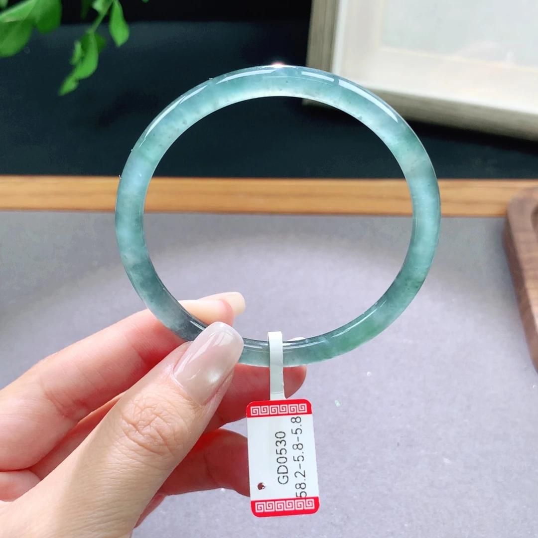 翡翠手镯未镶嵌天然